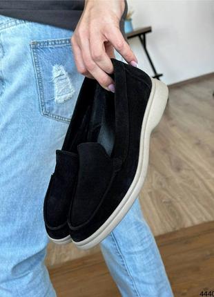 Чорні жіночі лофери туфлі на бежевій підошві з натуральної замші