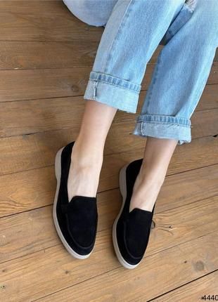 Чорні жіночі лофери туфлі на бежевій підошві з натуральної замші