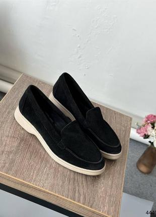 Чорні жіночі лофери туфлі на бежевій підошві з натуральної замші