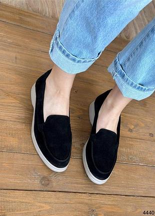 Чорні жіночі лофери туфлі на бежевій підошві з натуральної замші