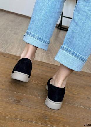 Чорні жіночі лофери туфлі на бежевій підошві з натуральної замші