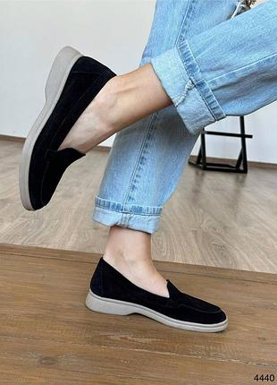 Чорні жіночі лофери туфлі на бежевій підошві з натуральної замші