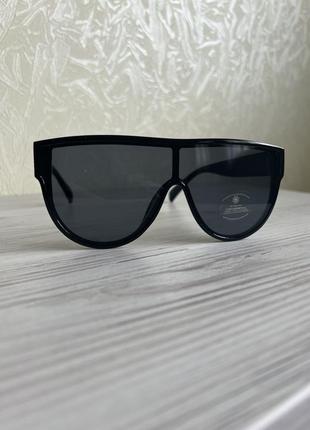 Сонцезахисні окуляри з чорним склом2 фото