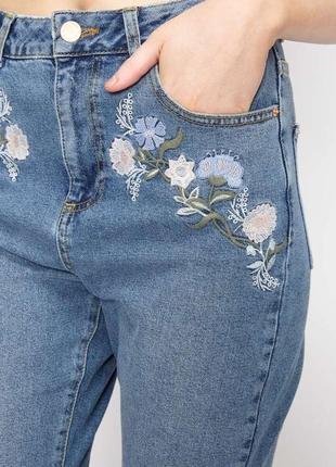 Женские джинсы denim с вышивкой