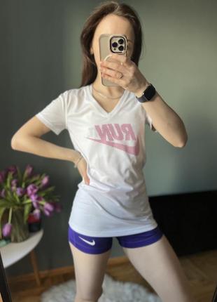 Біла спортивна футболка nike dri-fit run
