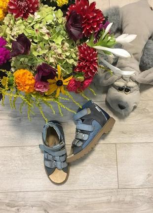 Босоніжки з лікувальними устілками-супінаторами)є багато дитячих і брендових речей