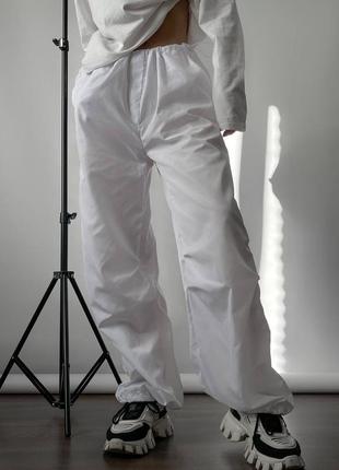 Спортивні штани з плащівки оверсайз регулююється резинкою манжети талія джогерри чорні графітові рожеві білі хакі сині бежеві  трендові стильні8 фото