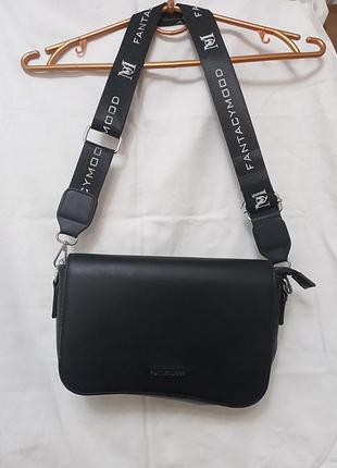 Сумка чорна базова на ремінці через плече