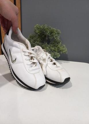 Стильні,фірменні,якісні,білі кросівки,оригінал5 фото