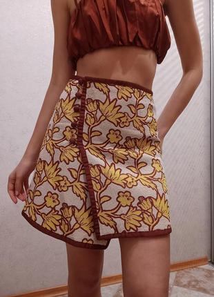 Міні-спідниця на запах у квітковий принт