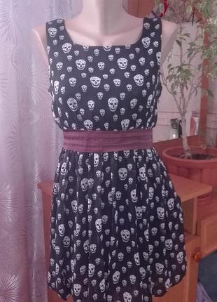 Сукня в черепа