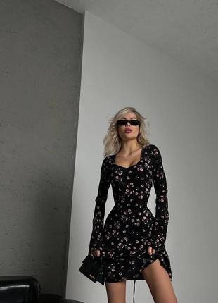 Сукня коротка з квітковим принтом на довгий рукав приталена якісна стильна трендова чорна молочна1 фото