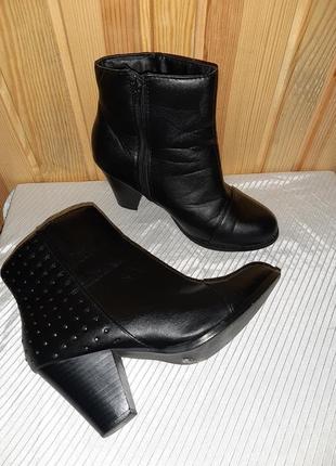 Чёрные деми ботиночки на среднем каблучке с мелкими аккуратными заклёпочками2 фото