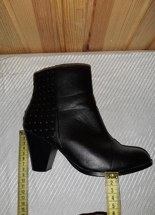 Чёрные деми ботиночки на среднем каблучке с мелкими аккуратными заклёпочками8 фото