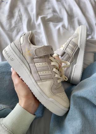 Замшевые кроссовки adidas forum low beige grey