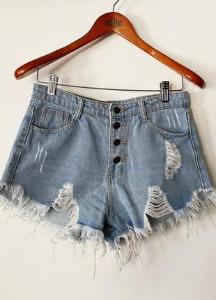 Рваные джинсовые шорты на болтах