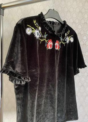 Красива оксамитова блуза з вишивкою і рюшами2 фото