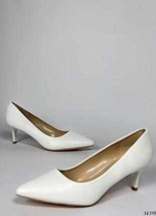 Туфлі жіночі човники на низькому каблуці5 фото