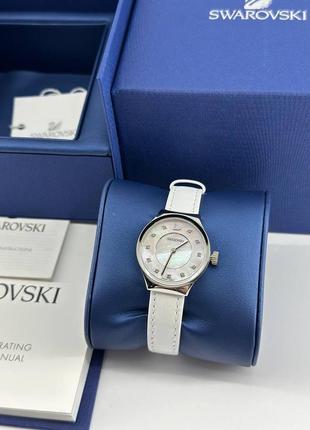 Оригінальний жіночій годинник swarovski