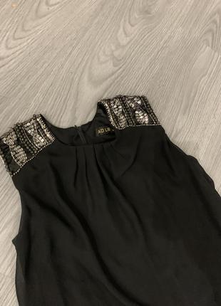 Платье черное s-m размер на плечиках погоны из камней4 фото