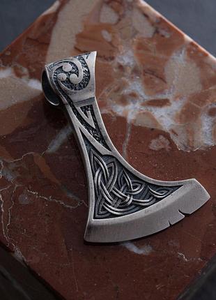Серебряный кулон топор со щитом иггдрасилья, кельтским амулетом спокойствия 7046 оникс2 фото