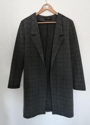 Сіре пальто трикотажне в клітку