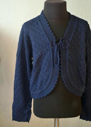 Красивое вязаное болеро с длинными рукавами на завязках