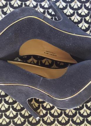 Шикарные  женские замшевые туфли с металлической отделкой2 фото