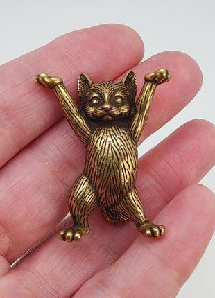 Фигурка "кошка руки вверх" из латуни арт. 04786