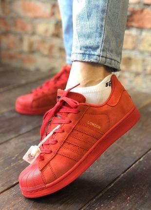 Круті жіночі кросівки adidas superstar lоndon червоні