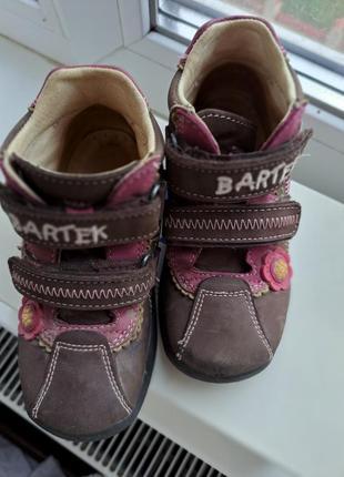 Шкіряні черевички для дівчинки.2 фото