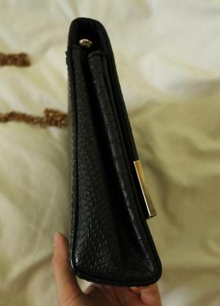 Черная кожаная(под змеиную кожу) сумка на золотой цепочке7 фото