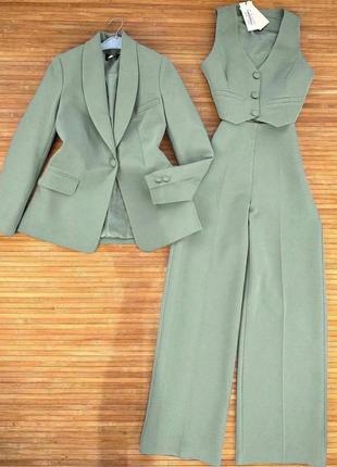 Костюм тройка жилет укороченный на пуговицах брюки широкие прямые сбоку на молнии пиджак с английским воротником на пуговицах ткань костюмка люкс