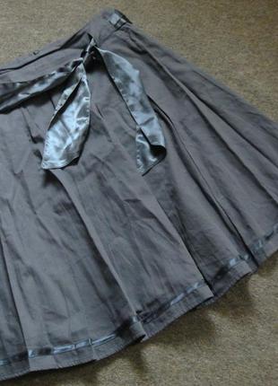 Серая расклешенная юбка с атласным поясом бантом reserved