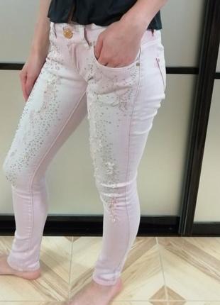 Розовые узкие джинсы с потертостями и стразами,летние1 фото