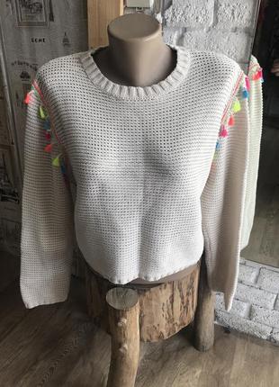 Вязаный свитер с бубонами цветными1 фото