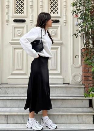Чорна жіноча шовкова спідниця міді класична довга спідниця атлас базова довга сатинова юбка9 фото