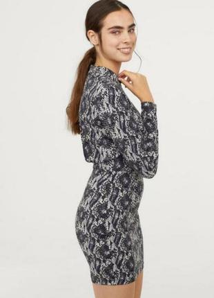 Сукня з відкритою спинкою