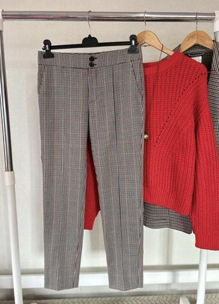 Стильні коричневі брюки в клітинку mango