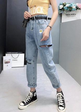 Трендовые mom jeans с вышивкой4 фото