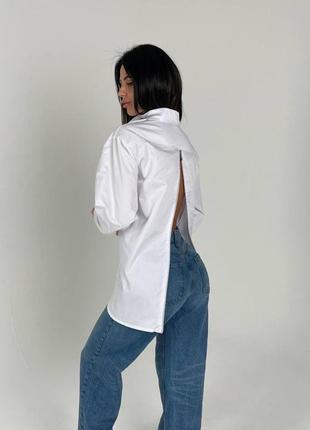Оригінальна жіноча сорочка з розрізом на спині біла з кишенями котонова рубашка