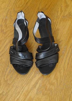 Босоніжки шкіряні розмір 36 стелька 23,7 см nero grardini