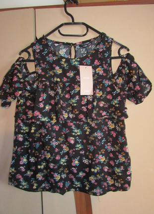 Блузка с вырезами на рукавах и рюшей1 фото