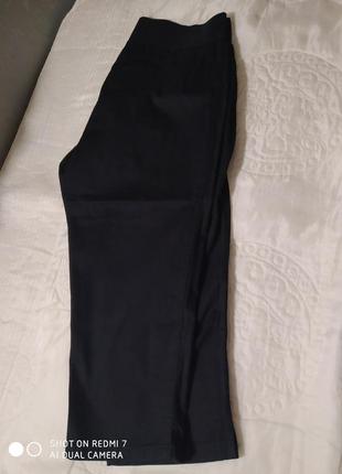 Укороченные джинсы на широкой резинке