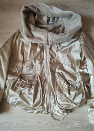 Дуже класна куртка на плюше