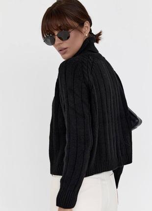 Чорний класичний жіночий светр з високим коміром не колеться
