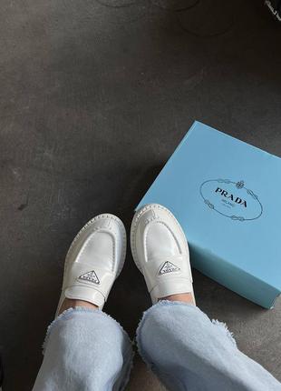 Жіночі лофери prada white brushed  leather loafers2 фото