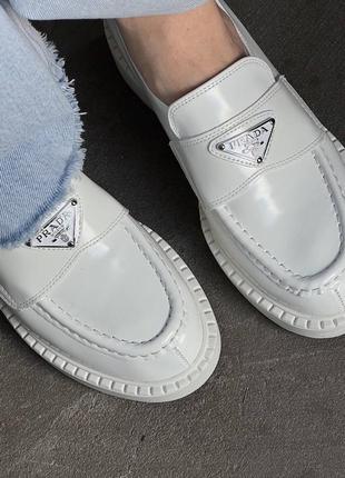 Жіночі лофери prada white brushed  leather loafers1 фото