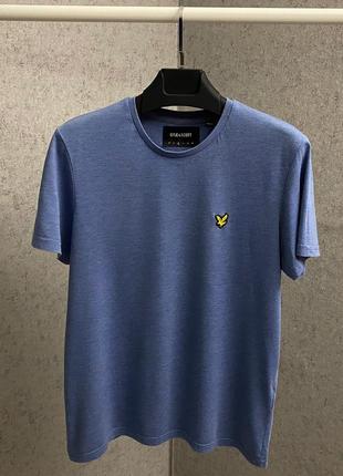 Голубая футболка от бренда lyle scott