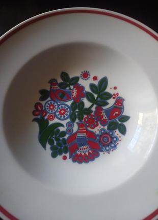 Фарфоровые тарелки..